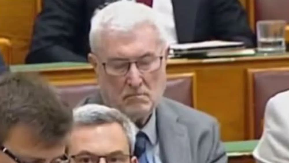 Ébresztőt fújt (csengetett) Szántai!